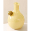 Florero de 14 cm de alto x 13 cm de base color crema con bolita marron