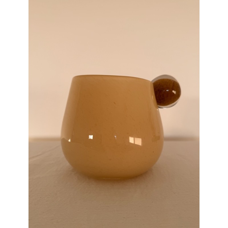 Florero chico de 12,5  cm de alto crema  con esfera marron café