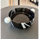 Centro de mesa de 25 cm de diametro y 7 cm de alto negro con rayas blancas y con dos esferas